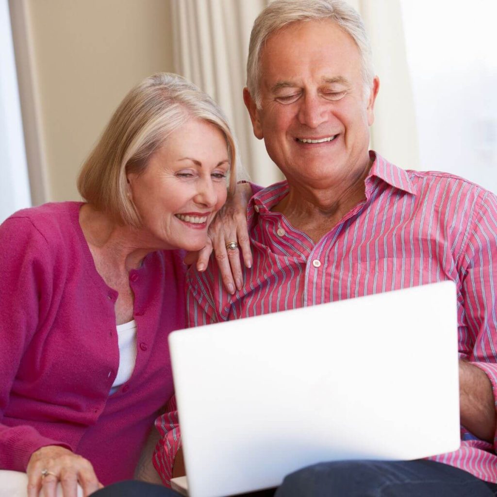 couple sur l'ordinateur