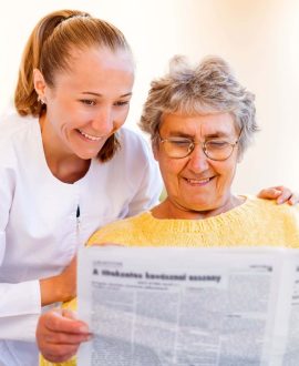 personne âgée lisant le journal