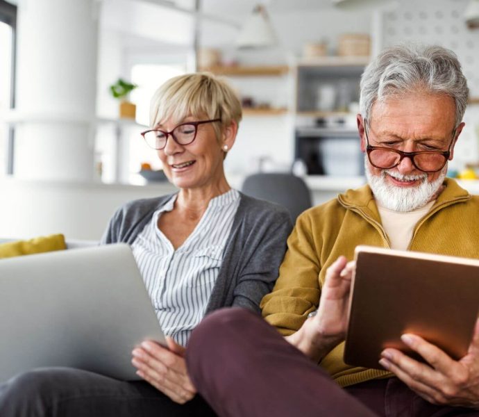 couple sur tablette et ordinateur