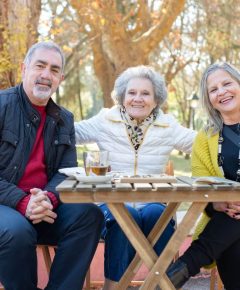 3 personnes âgées a table