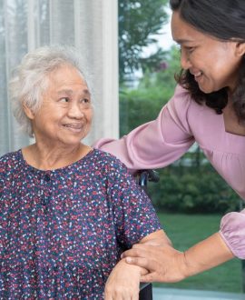 aidante avec une personne agée