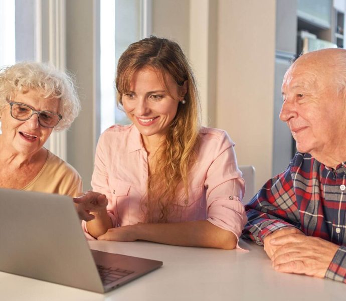 fille et parent sur ordinateur