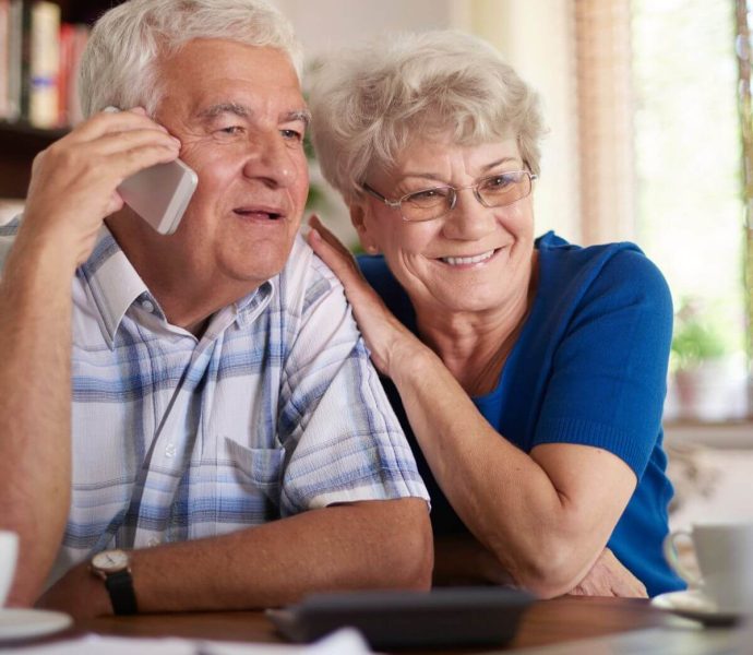 couple personnes âgées au téléphone