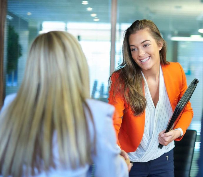 deux femmes se serrent la main