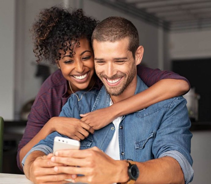 couple jeune sur le portable